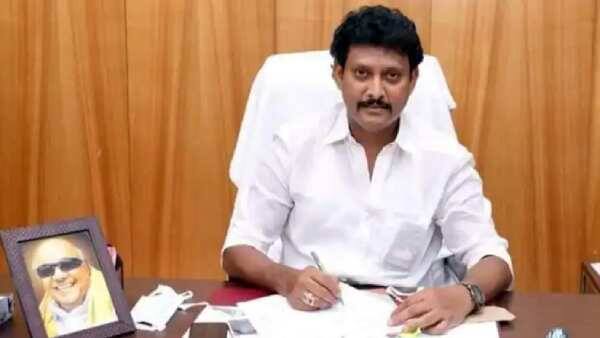 Do you ask school children about caste names? Minister Anbil Magesh explanation கட்டணம் செலுத்தாத மாணவர்களை வெளியே நிற்க வைப்பதா? கண்டித்த அமைச்சர் அன்பில் மகேஷ்
