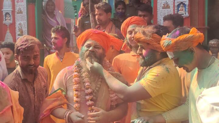 मठ मंदिर के महंत भी अयोध्या के नागा साधुओं का स्वागत किया. अबीर गुलाल उड़ाकर मिष्ठान खिलाकर करेंगे. आज से ही अयोध्या में होली का आगाज हो जाएगा जो 5 दिन रंगोत्सव के पर्व तक चलेगा इस बार नागा साधुओं में होली का उत्साह दोगुना है क्योंकि उत्तर प्रदेश में बीजेपी की प्रचंड जीत हुई है जिसके बाद संत समाज ने भगवा रंग के अबीर गुलाल उड़ाकर के होली का पर्व मनाया है.