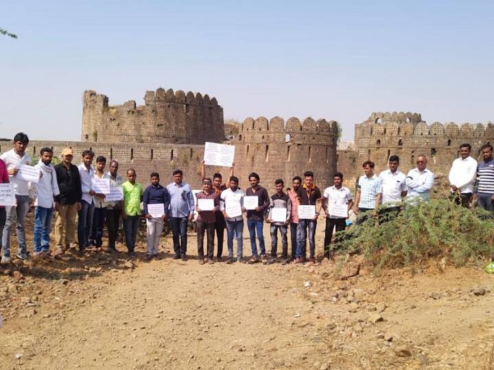 Beed news protest for save dharur fort questions on renovation work of fort  Maharashtra किल्ल्याच्या डागडुजीचे काम निकृष्ट असल्याचा आरोप; दुर्गप्रेमींचे मूक आंदोलन