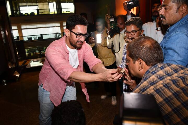 रिपोर्टनुसार आमिर एका चित्रपटात काम करण्यासाठी 50 ते 60 कोटी मानधन घेतो.
