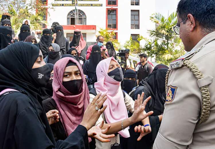 Hijab Issue Karnataka High Court to pronounce judgment in Hijab row case tomorrow March 15 Hijab Issue: `ஹிஜாப் மீதான தடை நீடிக்குமா?’ - நாளை கர்நாடக உயர்நீதிமன்றத்தில் ஹிஜாப் வழக்கில் தீர்ப்பு!