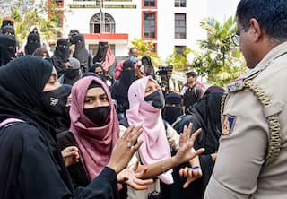 Hijab Issue: `ஹிஜாப் மீதான தடை நீடிக்குமா?’ - நாளை கர்நாடக உயர்நீதிமன்றத்தில் ஹிஜாப் வழக்கில் தீர்ப்பு!