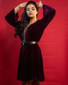 SreeMukhi Photos: చిట్టి గౌనులో అందాల యాంకర్ శ్రీముఖి, అదిరిపోయిందిగా