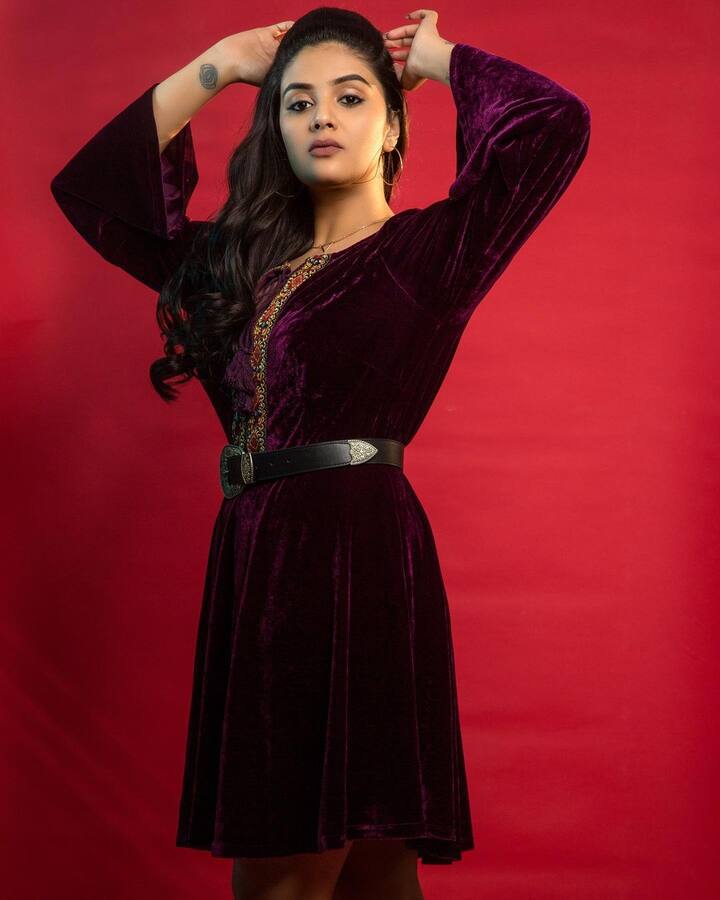 అందాల యాంకర్ శ్రీముఖి గ్లామరస్ ఫోటోలను ఇన్ స్టాలో అప్ లోడ్ చేసింది. -Image credit: Sreemukhi/Instagram