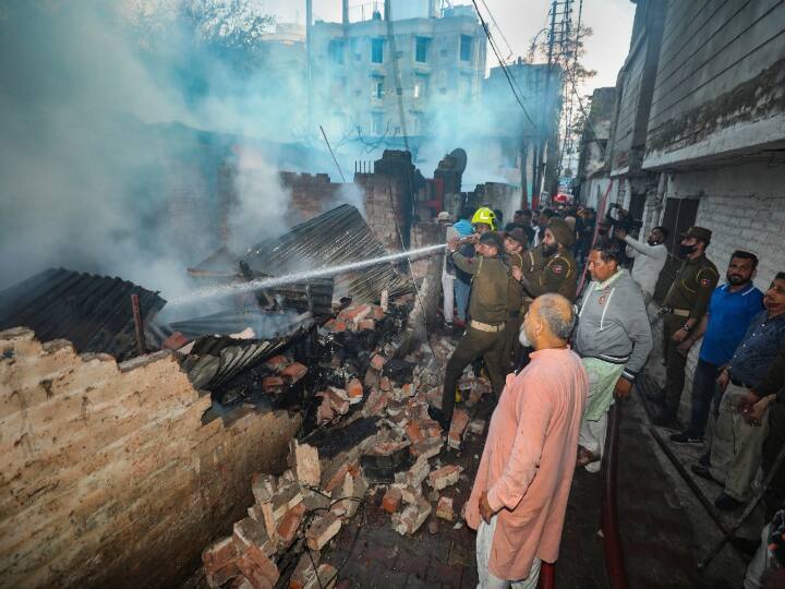 At least four people were killed and 14 others injured in a fire at a junk shop in Jammu ਜੰਮੂ 'ਚ ਕਬਾੜ ਦੀ ਦੁਕਾਨ 'ਚ ਅੱਗ ਲੱਗਣ ਨਾਲ 4 ਲੋਕਾਂ ਦੀ ਮੌਤ, 14 ਜ਼ਖ਼ਮੀ