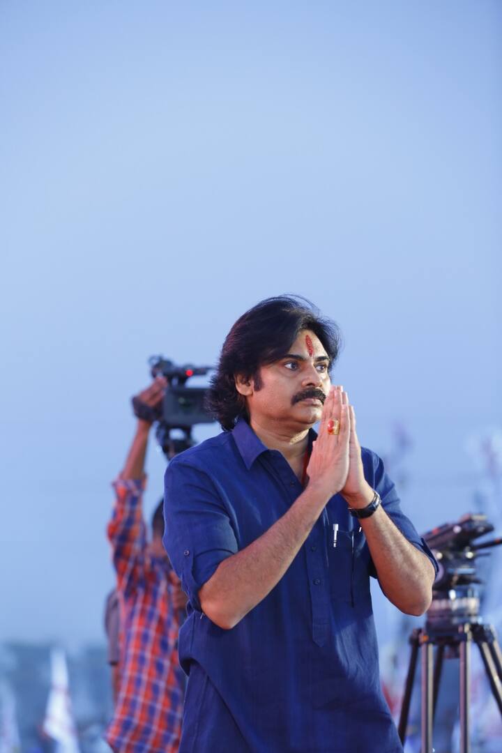జనసేన ఆవిర్భావ సభలో కార్యకర్తలకు అభివాదం చేస్తున్న పవన్ కల్యాణ్
