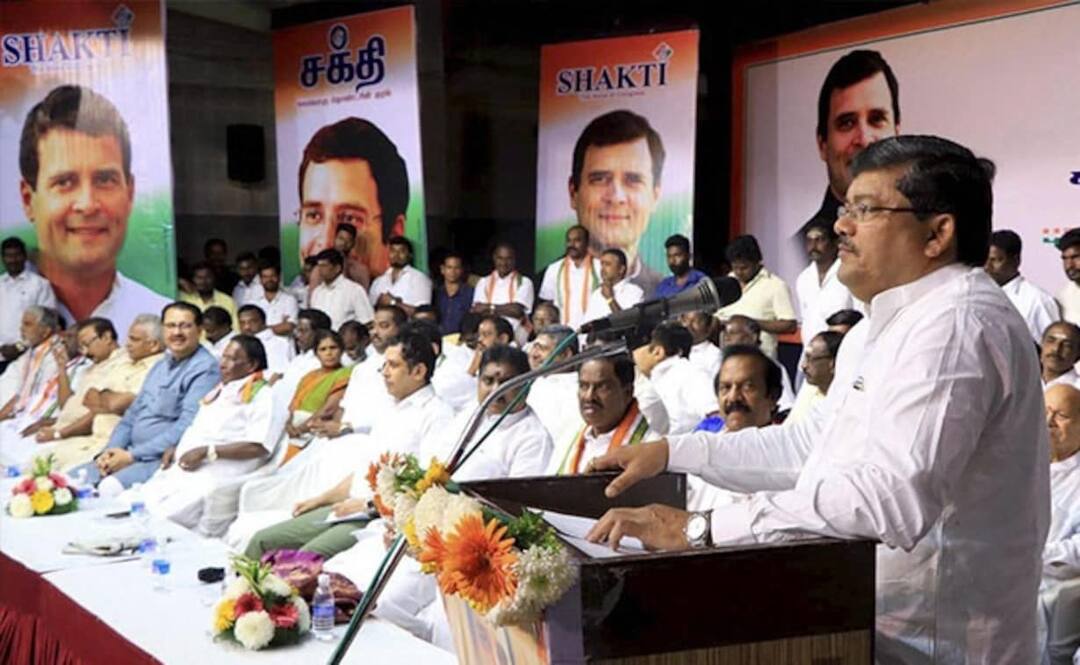 સોનિયા વિરોધી જૂથે સોનિયાને હટાવીને આ નેતાને કોંગ્રેસ પ્રમુખ બનાવવાની મૂકી દરખાસ્ત, સોનિયા સમર્થકોએ શું કહ્યું ? mukul wasnik may be the next president of congress opposition faction g 23 suggested the name ani sources સોનિયા વિરોધી જૂથે સોનિયાને હટાવીને આ નેતાને કોંગ્રેસ પ્રમુખ બનાવવાની મૂકી દરખાસ્ત, સોનિયા સમર્થકોએ શું કહ્યું ?