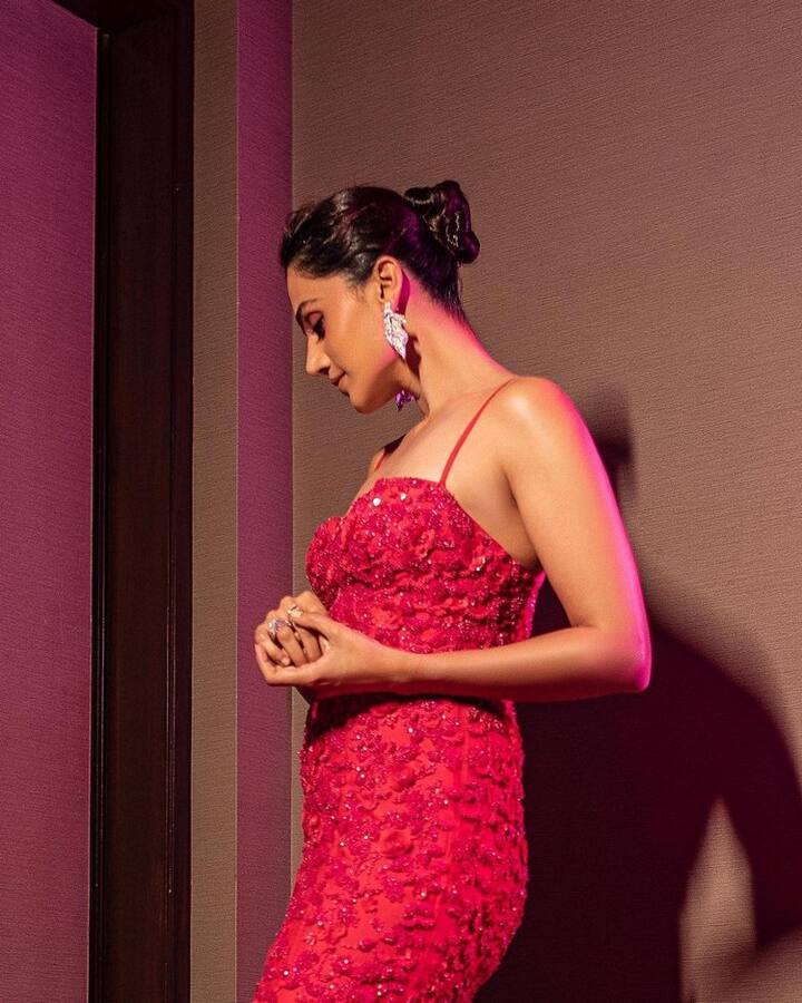 ఎప్పటికప్పుడు తన సినిమాలకు సంబంధించి అప్డేట్స్ తో పాటు ఫోటోలను కూడా షేర్ చేస్తుంటుంది. తాజాగా ఆమె షేర్ చేసిన ఫొటోలు వైరల్ అవుతున్నాయి. (Image Courtesy:Taapsee Pannu Instagram)