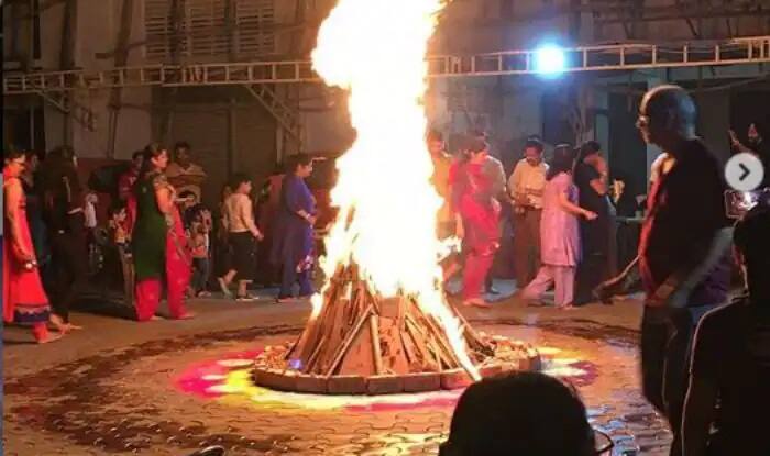 Holi 2022 do these upay with holi ashes to remove all troubles happiness and prosperity will remain Holi 2022: હોલિકાની ભષ્મનો આ રીતે કરો ઘરમાં ઉપયોગ, તમામ મુશ્કેલી દૂર થવાની સાથે, મા લક્ષ્મીની વરસશે કૃપા