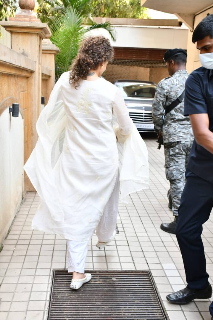 इन दिनों कंगना अपने रिएलिटी शो के चलते खूब सुर्खियों में छाई हुई हैं. कंगना के कैदियों ने पूरे सोशल मीडिया पर तहलका मचाया हुआ है.