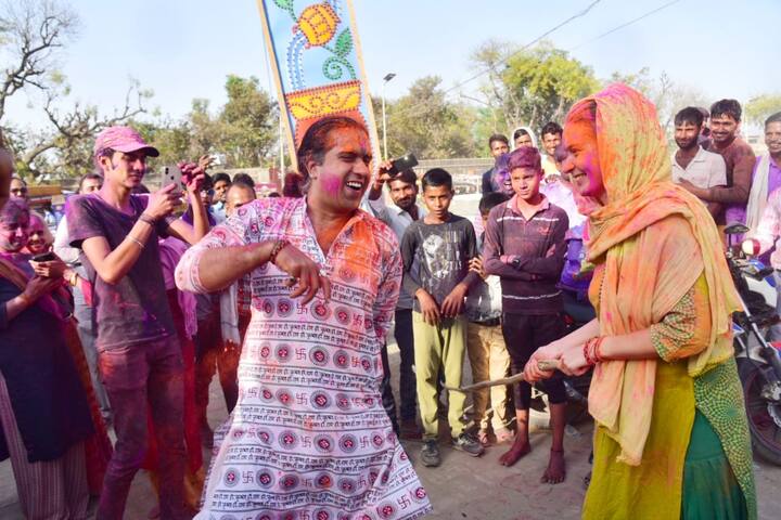 इस होली में प्रेम, भक्ति, उत्सव और उल्लास की छटा बिखेरी हुई नजर आ रही है.