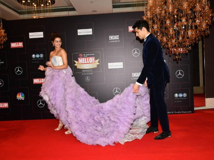 Sidharth Malhotra Helps Kriti Sanon With Her Gown At Hello! Hall of Fame Awards 2022- Watch Video 'True Gentleman': Fans Hail Sidharth Malhotra's Chivalry As He Helps Kriti Sanon With Her Gown At Hello! Hall of Fame Awards 2022- Watch Video