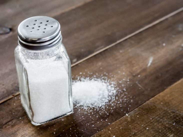 How does salt affect your health Find out which people should eat less salt मिठाचा तुमच्या आरोग्यावर कसा परिणाम होतो? जाणून घ्या कोणत्या लोकांनी मीठ कमी खावे...