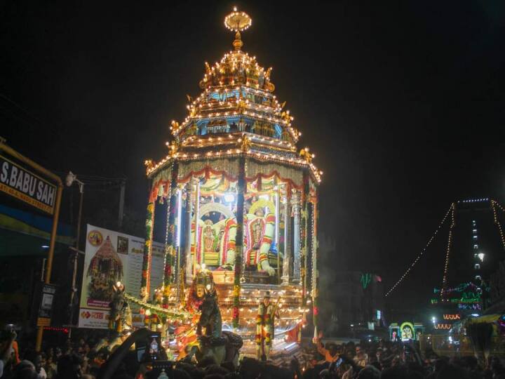 நல்லிரவு தேரில் மாடவீதிகளில் வலம் வரும் ஏகாம்பரநாதர்