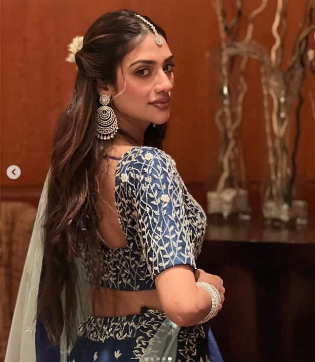 সোশ্যাল মিডিয়ায় বিয়েবাড়ির ছবি শেয়ার করে নিয়েছেন যশ ও নুসরত দুজনেই। গাঢ় নীল লেহঙ্গার ওপর রুপোলি কাজ করা লেহঙ্গা চোলি বেছে নিয়েছিলেন নুসরত।