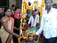 शेतकरी जोडप्याने घातलं वासराचे बारसं, गाव जेवणासह मोठा उत्सव, पाहा फोटो