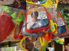 Holi 2022: इंदौर के बाजरों में बिक रही हैं कांग्रेस नेता प्रियंका गांधी की तस्वीरों वाली पिचकारियां, देखें तस्वीरें