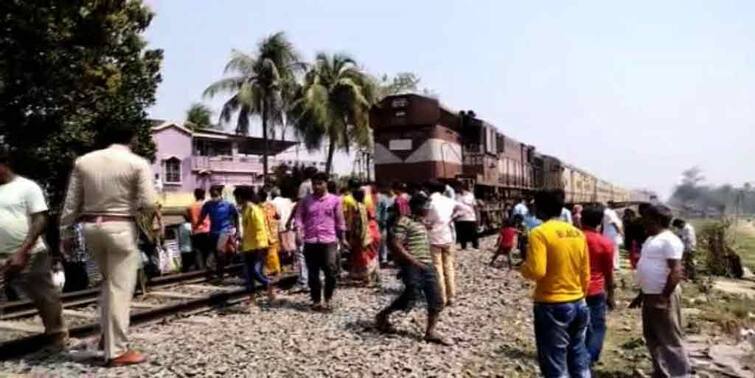 north dinajpur kaliaganj The old man's life was saved even after he fell on the floor of the train North Dinajpur News: ট্রেনের তলায় পড়ে গিয়েও বরাত জোরে বাঁচল বৃদ্ধের প্রাণ