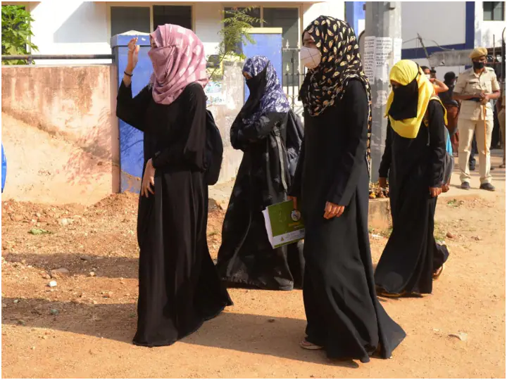 Hijab ban case verdict Karnataka colleges upheld Karnataka High Court not mandatory religious practice Karnataka Hijab Row Verdict : ਕਰਨਾਟਕ ਦੇ ਸਕੂਲਾਂ-ਕਾਲਜਾਂ 'ਚ ਵਿਦਿਆਰਥੀਆਂ ਦੇ ਹਿਜਾਬ ਪਹਿਨਣ 'ਤੇ ਲੱਗੀ ਰਹੇਗੀ ਪਾਬੰਦੀ