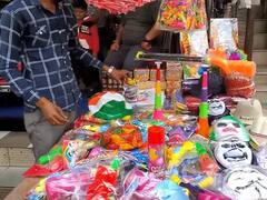 Holi 2022: यूपी में होली पर बुलडोजर पिचकारियों से पटा बाजार, बच्चों में दिख रहा जबरदस्त क्रेज