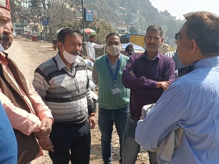 Chief Secretary get angry over Mussoorie Yamuna Drinking Water Scheme ann Mussoorie News: मसूरी यमुना पेयजल योजना की अव्यवस्था पर भड़के मुख्य सचिव, सड़क से फौरन मलबा हटाने के दिए निर्देश