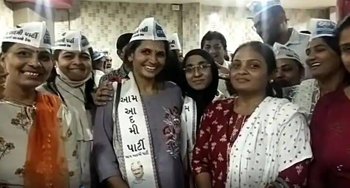 a woman corporator Manisha Kukdiya who joined BJP from AAP, rejoined AAP in Surat Surat: પંજાબમાં AAP જીતતાં જ પક્ષ છોડીને BJPમાં  ગયેલાં આ મહિલા નેતા પાછાં AAPમાં આવી ગયાં, કહ્યું, ભાજપમાં ભ્રષ્ટાચાર......