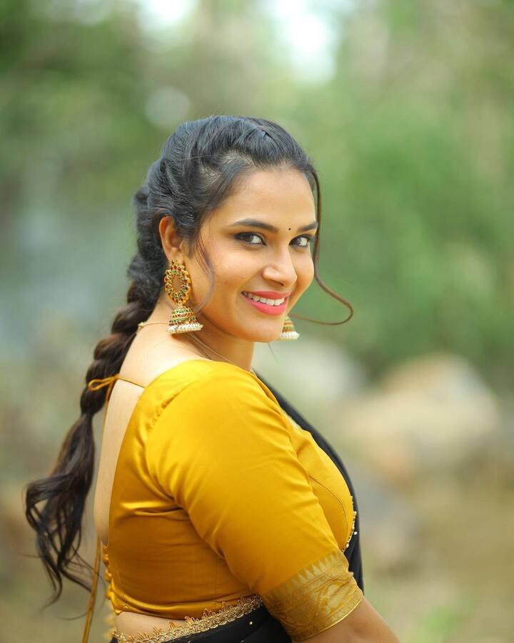 హరితేజ తల్లిగా మారాక మరింత బాధ్యతగా, అందంగా కనిపిస్తోంది.   -Image Credit:Hariteja/Instagram