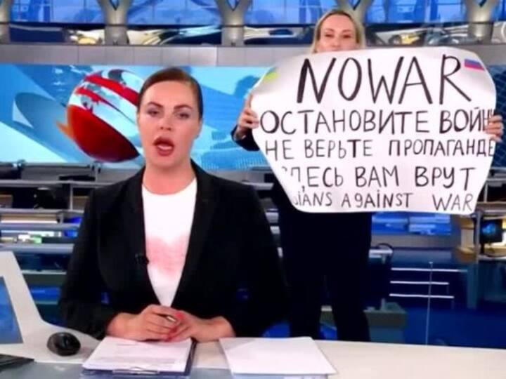 Russia Ukraine War Russian TV Editor Marina Ovsyannikova disrupted the live show and flash the anti war poster Know in detail  Watch: रूसी मीडिया के लाइव शो में टीवी एडिटर ने 'नो वॉर' का दिखाया पोस्टर, मचा बवाल