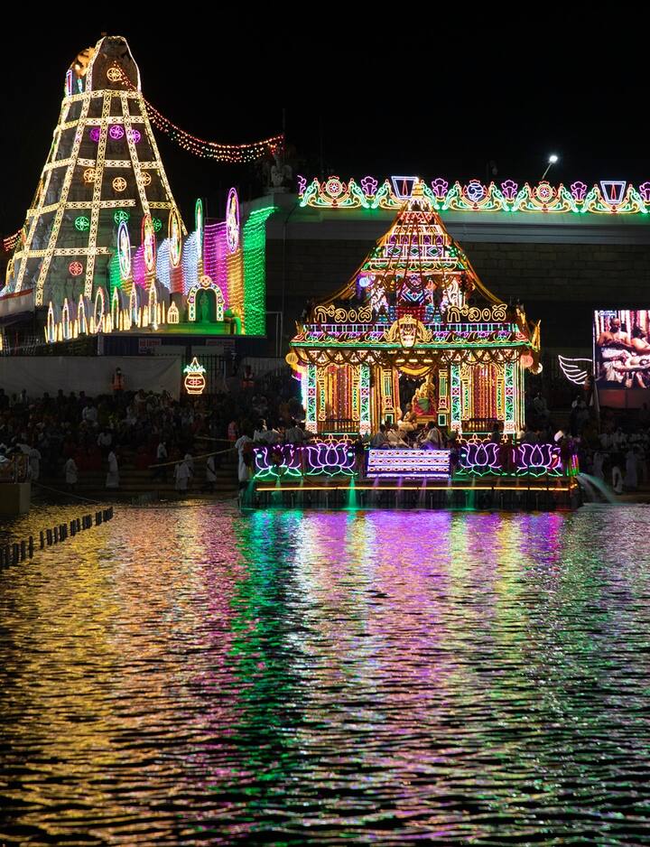 మూడోవ రోజు సాయంత్రం స్వామి, అమ్మవారి ఉత్సవమూర్తులను శ్రీవారి ఆలయ నాలుగు మాడ వీధుల్లో వైభవంగా ఊరేగించారు. అనంతరం స్వామి, అమ్మవార్ల ఉత్సవ మూర్తులను శ్రీవారి పుష్కరిణి వద్దకు తీసుకొచ్చారు.