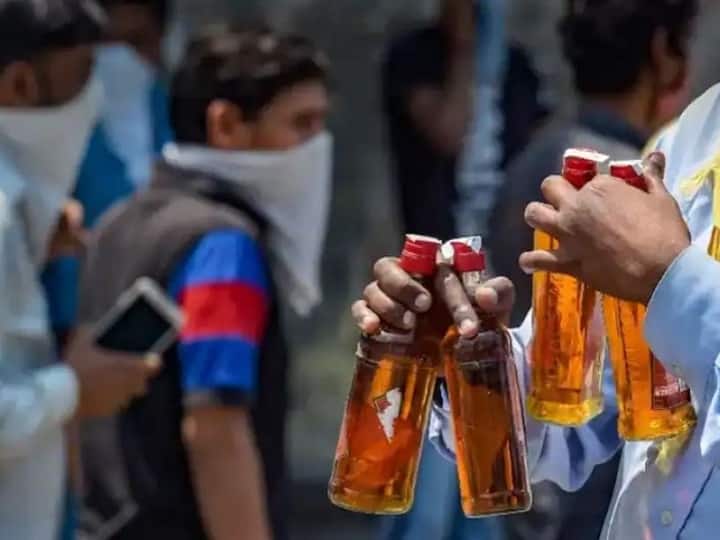 Delhi Police: Police registered case on over 5,800 people for drinking alcohol in public places in delhi Delhi Police: दिल्ली में पब्लिक प्लेस में शराब पीना पड़ा महंगा, 2 महीने में 5,844 लोगों पर हुआ केस, जानें कितना है जुर्माना