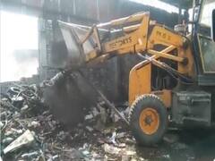 यूपी के शहरों में अवैध संपत्तियों को कुचल रहे बुलडोजर, मेरठ में माफिया बदन सिंह बद्दो का साम्राज्य जमींदोज