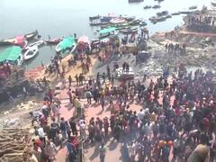 Holi 2022: होली के रंग में रंगा वाराणसी का मणिकर्णिका घाट, हजारों की संख्या में शामिल हुए लोग, सामने आईं तस्वीरें