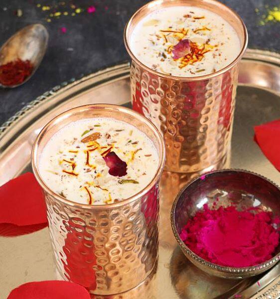 দোলের দিন বাড়িতেই বানান ঠান্ডাই, রইল রেসিপি