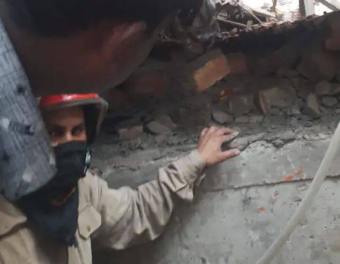 ਉੱਥੇ ਹੀ ਐਮਸੀਡੀ ਉੱਤਰੀ ਐਮਸੀਡੀ ਦੇ ਸਿਟੀ ਜ਼ੋਨ ਡੀਸੀ ਰਾਜੇਸ਼ ਗੋਇਲ ਦਾ ਕਹਿਣਾ ਹੈ ਕਿ ਜਿਸ ਇਮਾਰਤ ਦੀ ਉਸਾਰੀ ਕੀਤੀ ਜਾ ਰਹੀ ਹੈ, ਉਸ ਲਈ 100 ਗਜ਼ ਜ਼ਮੀਨ ’ਤੇ ਉਸਾਰੀ ਦਾ ਨਕਸ਼ਾ ਪਾਸ ਕੀਤਾ ਗਿਆ ਸੀ। ਇਹ ਹਾਦਸਾ ਕਿਨ੍ਹਾਂ ਹਾਲਾਤਾਂ 'ਚ ਵਾਪਰਿਆ, ਇਸ ਦੀ ਜਾਂਚ ਕੀਤੀ ਜਾ ਰਹੀ ਹੈ। ਜਾਂਚ ਰਿਪੋਰਟ MCD ਦੇ ਕਮਿਸ਼ਨਰ ਨੂੰ ਸੌਂਪੀ ਜਾਵੇਗੀ। ਇਹ ਤਾਂ ਜਾਂਚ ਤੋਂ ਬਾਅਦ ਹੀ ਸਪੱਸ਼ਟ ਹੋਵੇਗਾ ਕਿ ਹਾਦਸੇ ਦਾ ਕਾਰਨ ਕੀ ਸੀ ਤੇ ਇਸ ਵਿੱਚ ਕਿਸ ਦੀ ਲਾਪ੍ਰਵਾਹੀ ਸੀ।