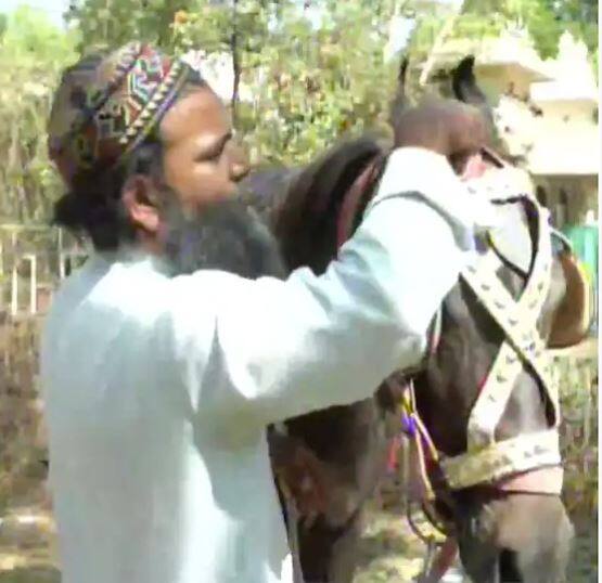 ਔਰੰਗਾਬਾਦ ਦੇ ਰਹਿਣ ਵਾਲੇ ਇਸ ਵਿਅਕਤੀ ਨੇ ਆਪਣੇ ਕਦਮ ਨੂੰ ਨਾ ਸਿਰਫ਼ ਮਹਿੰਗਾਈ ਨਾਲ ਜੋੜਿਆ ਹੈ, ਸਗੋਂ ਕੋਰੋਨਾ ਦੇ ਦੌਰ ਦੌਰਾਨ ਸੁਰੱਖਿਆ ਨਾਲ ਵੀ ਜੋੜਿਆ ਹੈ। ਸ਼ੇਖ ਯੂਸਫ ਦਾ ਮੰਨਣਾ ਹੈ ਕਿ ਕੋਰੋਨਾ ਸੰਕਟ ਦੌਰਾਨ ਜਨਤਕ ਆਵਾਜਾਈ ਦੀ ਵਰਤੋਂ ਕਰਨਾ ਸੁਰੱਖਿਅਤ ਨਹੀਂ ਹੈ, ਜਦੋਂ ਕਿ ਪੈਟਰੋਲ ਅਤੇ ਡੀਜ਼ਲ ਦੀਆਂ ਕੀਮਤਾਂ ਕਾਰ ਚਲਾਉਣ ਲਈ ਬਹੁਤ ਮਹਿੰਗੀਆਂ ਹਨ। ਅਜਿਹੇ 'ਚ ਉਸ ਨੇ ਘੋੜ ਸਵਾਰੀ ਨੂੰ ਸਭ ਤੋਂ ਵਧੀਆ ਵਿਕਲਪ ਮੰਨਿਆ ਅਤੇ ਹੁਣ ਉਹ ਸ਼ਹਿਰ ਦੀਆਂ ਸੜਕਾਂ 'ਤੇ ਘੋੜ ਸਵਾਰੀ ਕਰਦੇ ਨਜ਼ਰ ਆ ਰਹੇ ਹਨ।