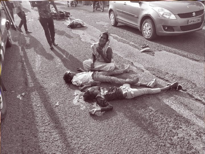 three children died in road Accident at Vizianagaram district Accident: ఒకే బైక్‌పై ముగ్గురు చిన్నారులు సహా ఐదుగురు ప్రయాణం, జాతరకు వెళ్లే దారిలో ఘోరం