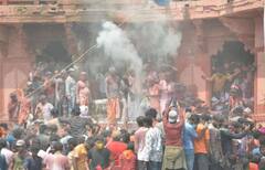 Holi 2022: કાશીના મણિકર્ણિકા ઘાટ પર ચિતાની ભસ્મથી રમવામાં આવી હોળી, જુઓ તસવીરો