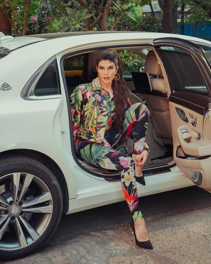 जॅकलिनच्या या लूकला नेटकऱ्यांची पसंती मिळाली आहे. ( jacqueline fernandez/instagram)