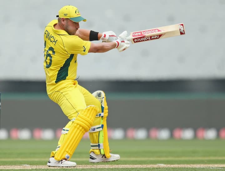 या सामन्यात ऑस्ट्रेलियाचा तडाखेबाज फलंदाज आरोन फिंच नव्या विक्रमाला गवसणी घालणार आहे. आयपीएलमध्ये आरोन फिंचनं आतापर्यंत 8 संघाचं प्रतिनिधित्व केलं आहे. या हंगामात तो कोलकाताच्या संघाकडून खेळणार आहे. म्हणजे, तो आयपीएलमध्ये नऊ संघाचं प्रतिनिधित्व करणारा खेळाडू ठरेल. आयपीएलमध्ये नऊ संघाचं प्रतिनिधित्व करणारा आरोन फिंच पहिला खेळाडू असेल.