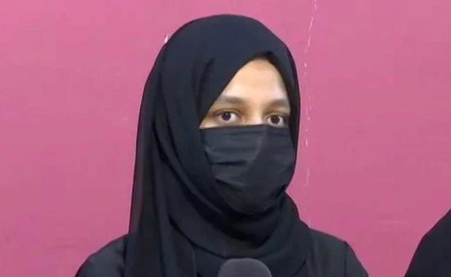 Hijab verdict: 'அநீதி; சொந்த நாட்டாலேயே வஞ்சிக்கப்பட்டோம்' - ஹிஜாப் தீர்ப்புக்கு மனுதாரர்கள் கருத்து..