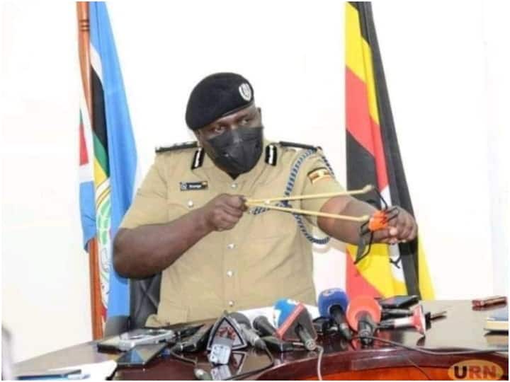 Uganda police hit reporter with Catapult during press confrence Claim on viral picture इस देश के पुलिसवाले ने पत्रकार को गुलेल से मारा? वायरल तस्वीर को लेकर दावा