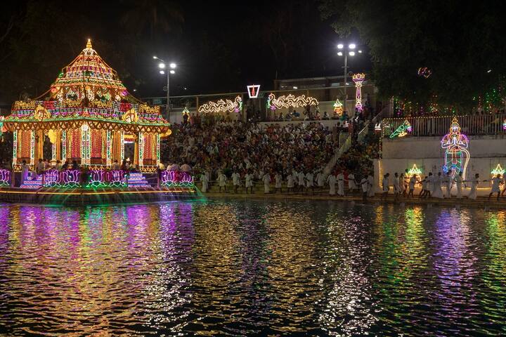 విద్యుద్దీపాలతో సర్వాంగ సుందరంగా అలంకరించిన తెప్పపై రాత్రి 7 గంటల నుంచి 8 గంటల వరకు శ్రీదేవి, భూదేవి సమేత శ్రీ మలయప్ప స్వామి వారు ఆశీనులై పుష్కరిణిలో మూడు చుట్లు విహరించి భక్తులను అనుగ్రహించారు..