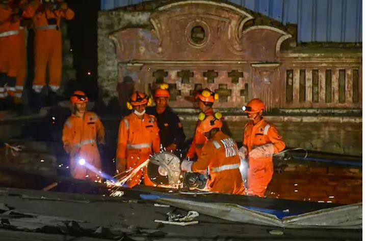 ਚਾਬੀ ਗੰਜ, ਨਿਕਲਸਨ ਰੋਡ ਜਿਸ ਗਲੀ ਵਿੱਚ ਇਹ ਹਾਦਸਾ ਹੋਇਆ ਹੈ, ਉਹ ਕਾਫੀ ਤੰਗ ਹੈ। ਜੇਸੀਬੀ ਕਾਰਨ ਬਚਾਅ ਕਾਰਜ ਵਿੱਚ ਕਾਫੀ ਦਿੱਕਤ ਆ ਰਹੀ ਹੈ। ਇਹੀ ਕਾਰਨ ਸੀ ਕਿ ਫਾਇਰ ਬ੍ਰਿਗੇਡ ਦੀ ਗੱਡੀ ਮੌਕੇ 'ਤੇ ਨਹੀਂ ਪਹੁੰਚ ਸਕੀ।