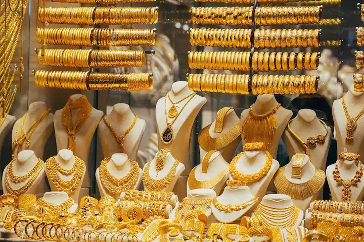 maharashtra marathi Jalgaon news rush to buy gold at time of Gudhi Padwa 2022 demand for traditional and foreign designs of Jewelery Jalgaon : जळगावच्या सुवर्ण नगरीत पाडव्याच्या मुहूर्तावर सोनेखरेदीसाठी गर्दी,  दागिन्यांच्या पारंपरिकसह विदेशी डिझाईनलाही मोठी मागणी
