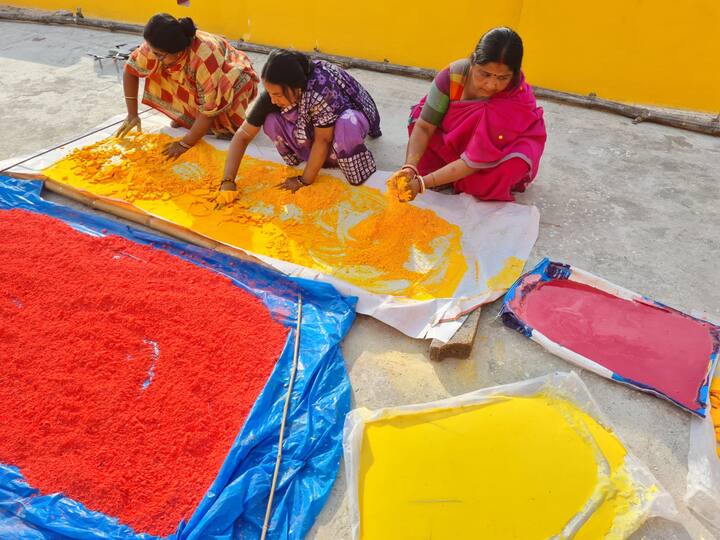 হোলি এক্কেবারে দোরগোড়ায়। রঙের উৎসব মানেই সবার রঙে রং মেশানো। বহুদিন পর মেলামেশায় কিছুটা বেহিসেবি হওয়া।