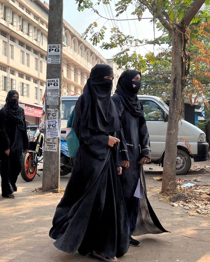 महाविद्यालयांमध्ये हिजाब घालण्याची परवानगी मागणारी याचिकाही उच्च न्यायालयानं फेटाळली