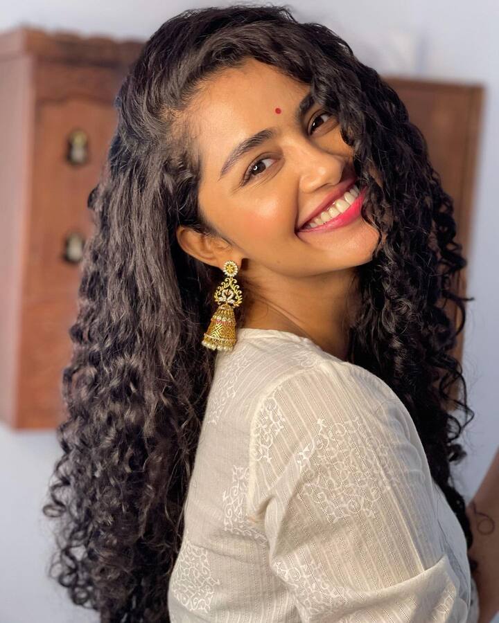 ஹே சொழலி அழகே வெலகி கலகட்டிப் போறவளே