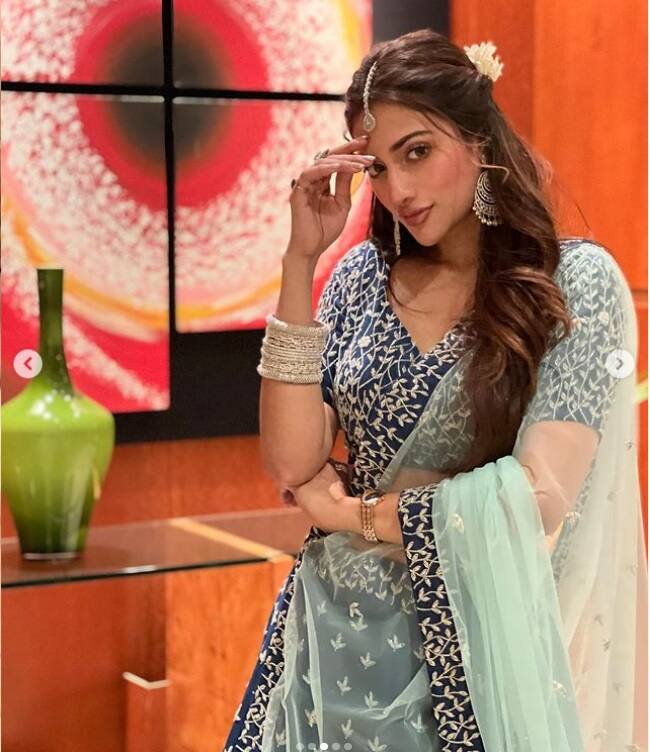 সূত্রের খবর, ‘গান বাংলা চ্যানেল’-এর কর্ণধার ফারজানা মুন্নির মেয়ের বিয়ের অনুষ্ঠান উপলক্ষে বাংলাদেশে গিয়েছিলেন নুসরত জাহান ও যশ দাশগুপ্ত। সেই অনুষ্ঠানে হাজির ছিলেন মিমি চক্রবর্তী ও (Mimi Chakraborty)।