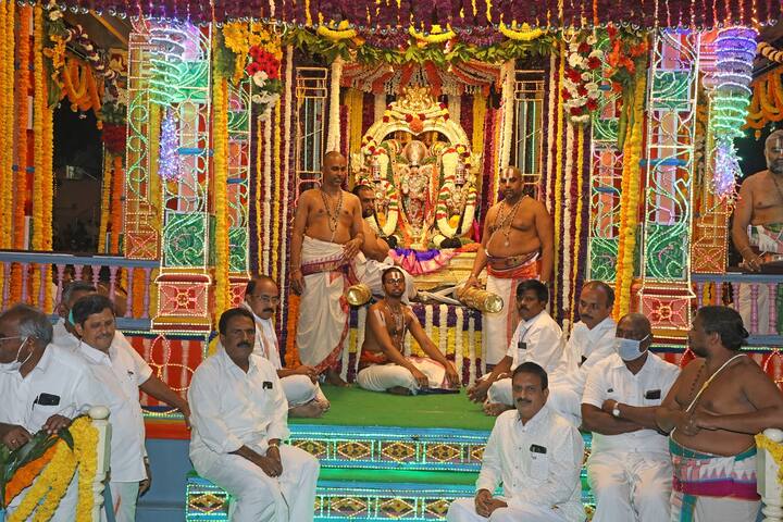 వేదం, గానం, నాదం మధ్య తెప్పోత్సవం వేడుకగా జరిగింది.