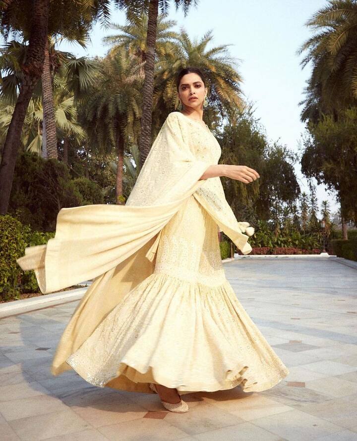 इन बॉलीवुड एक्ट्रेसेस की टीम दिन-रात एक कर इनके लिए कंफर्टेबल प्लस स्टाइलिश आउटफिट चूस करती है.